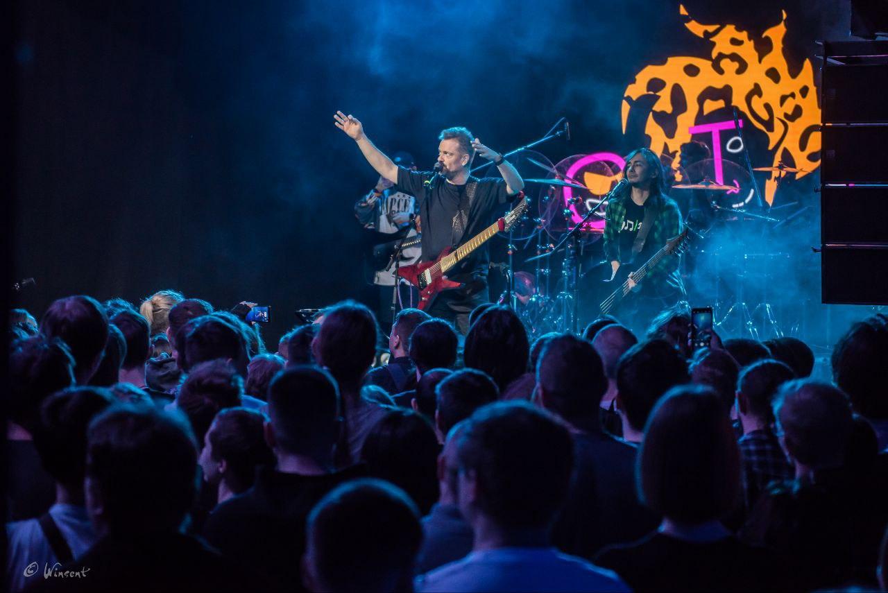 Фото Это аншлаг! Александр Пушной собрал полный зал на двухчасовом концерте в Новосибирске  — ФОТОРЕПОРТАЖ 15